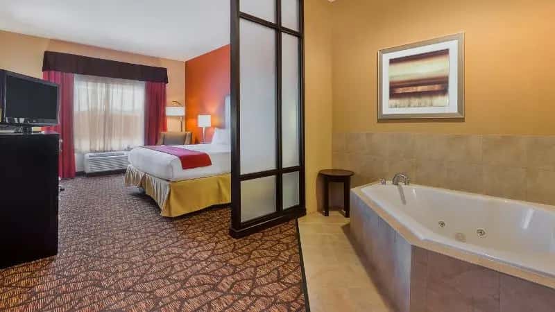 In-room hot tub at Holiday Inn Express & Suites Alpine Southeast, an IHG Hotel in Alpine, TX