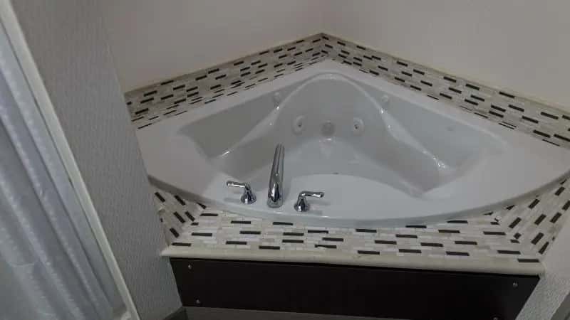 Holiday Inn Express & Suites Ann Arbor West, an IHG Hotel — suite
