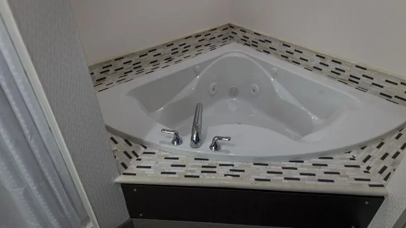 Holiday Inn Express & Suites Ann Arbor West, an IHG Hotel — suite