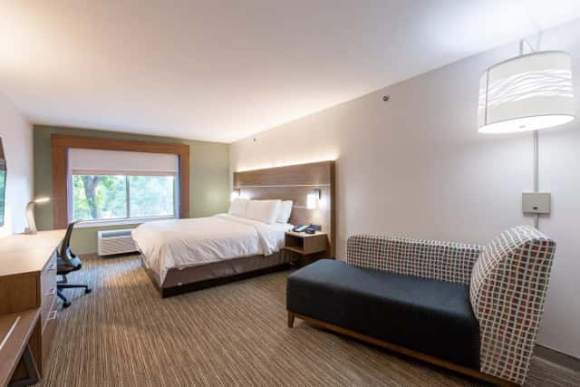 Holiday Inn Express & Suites Arlington North – Stadium Area By IHG — guest room