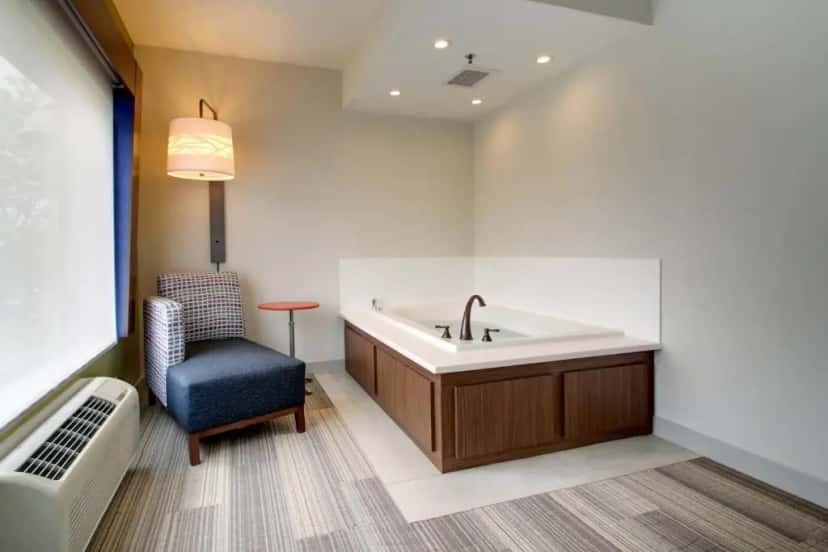 In-room hot tub at Holiday Inn Express & Suites Aurora – Naperville By IHG in Aurora, IL