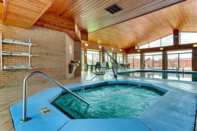 Hotels with jacuzzi in room in Bad Axe