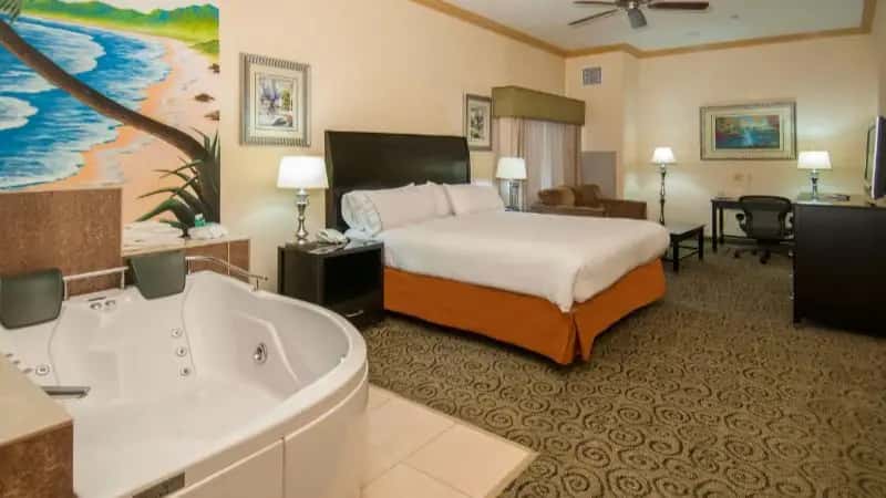 Holiday Inn Express & Suites Bakersfield Central, an IHG hotel hotel photo 1 in Bakersfield, California