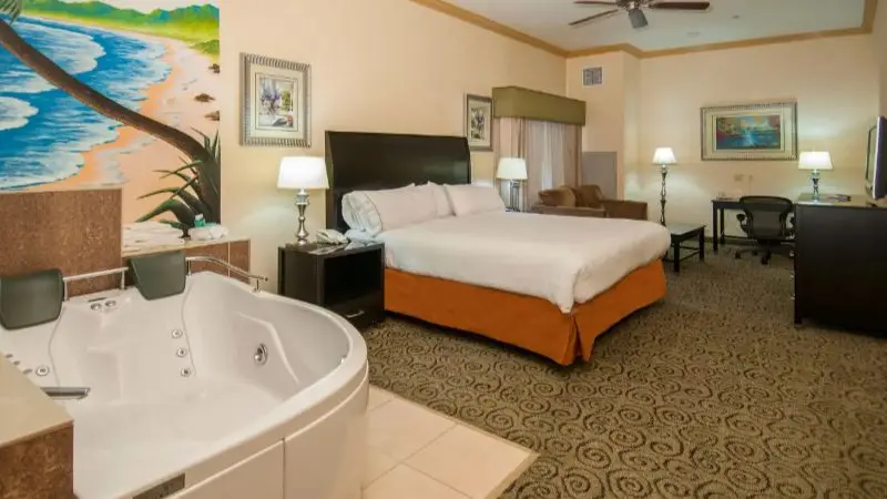 Holiday Inn Express & Suites Bakersfield Central, an IHG hotel hotel photo 1 in Bakersfield, California