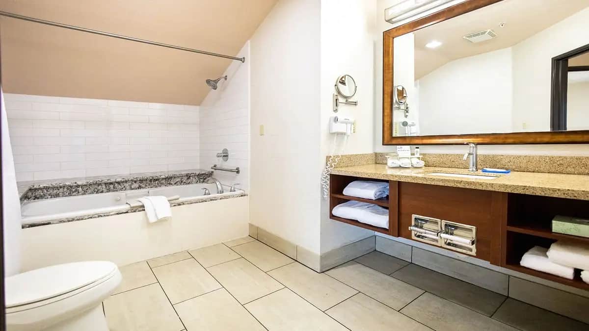 Holiday Inn Express & Suites Berkeley, an IHG Hotel hotel photo 1 in Berkeley, California