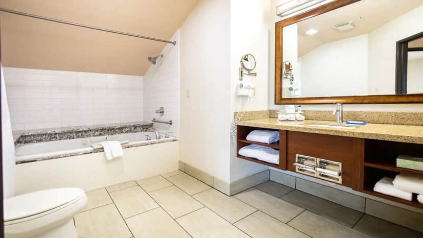 Holiday Inn Express & Suites Berkeley, an IHG Hotel hotel photo 1 in Berkeley, California