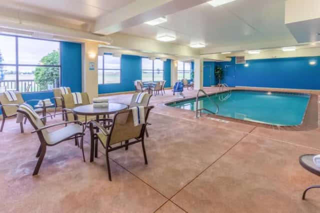 Holiday Inn Express & Suites Bowling Green By IHG — guest room