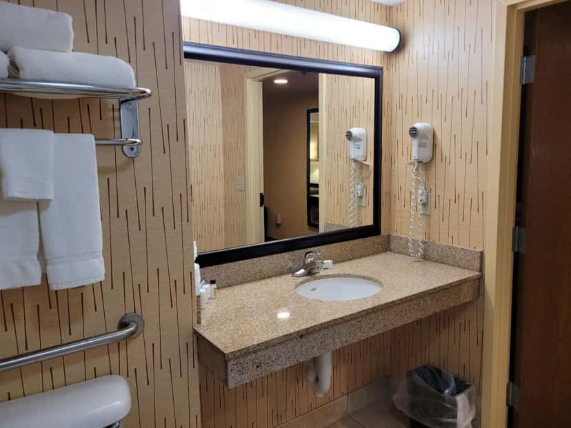 In-room hot tub at Holiday Inn Express & Suites Bowling Green By IHG in Bowling Green, OH