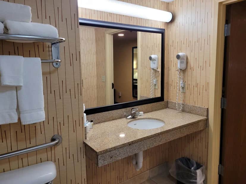 Holiday Inn Express & Suites Bowling Green By IHG — guest room