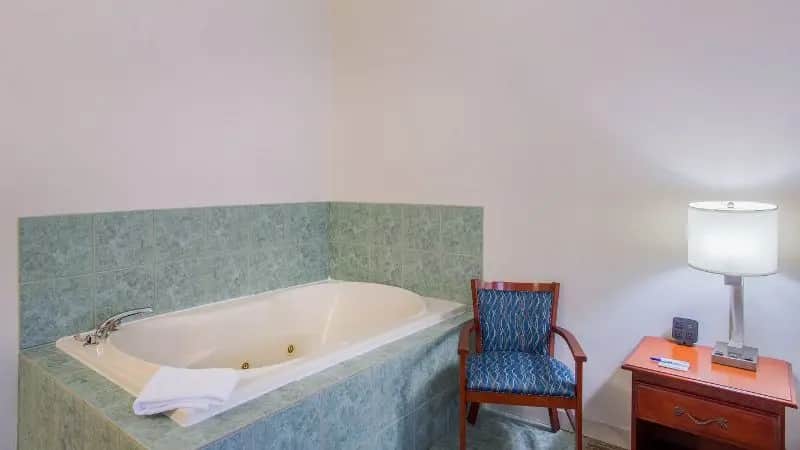 Holiday Inn Express & Suites Brattleboro, an IHG hotel hotel photo 1 in Brattleboro, Vermont