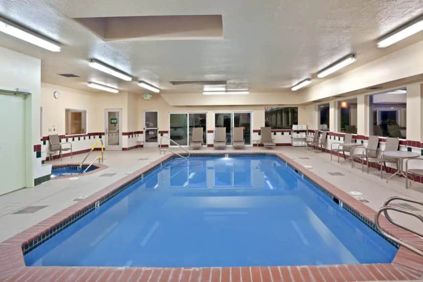 Holiday Inn Express & Suites Burlington, an IHG hotel — pool