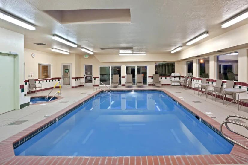 Hotels with jacuzzi in room in Burlington