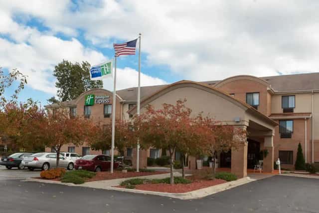 Holiday Inn Express & Suites Canton, an IHG hotel — guest room