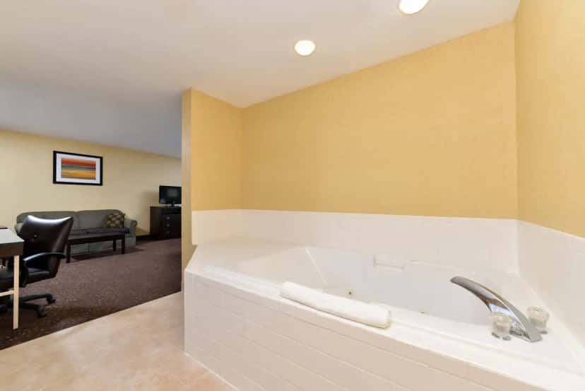 In-room hot tub at Holiday Inn Express & Suites Charlotte, An IHG Hotel in Charlotte, MI