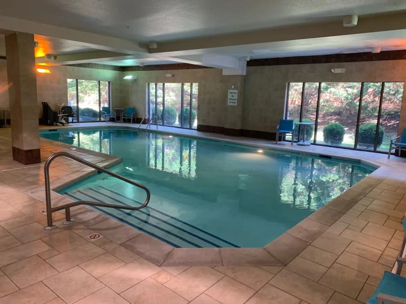 Hotels with jacuzzi in room in Clear Spring