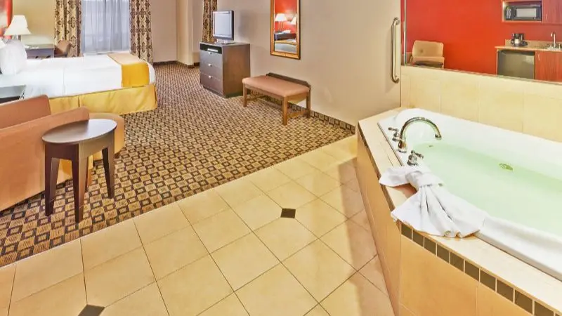 Hotels with jacuzzi in room in Clinton