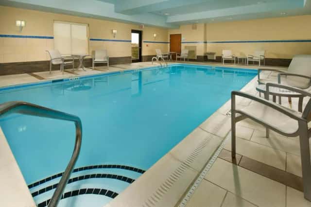 Holiday Inn Express & Suites Columbia East - Elkridge, an IHG hotel — guest room