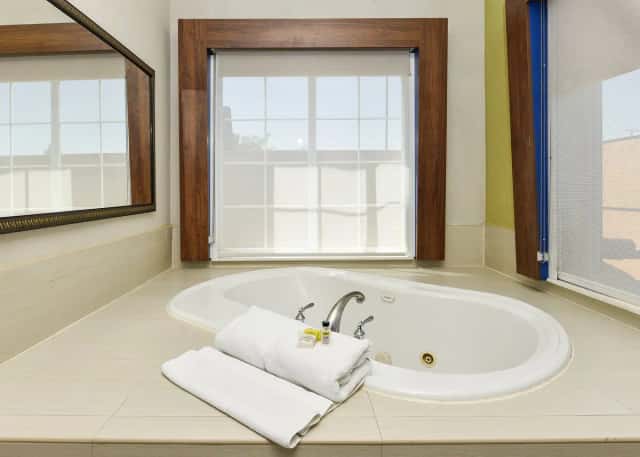 Jetted bathtub