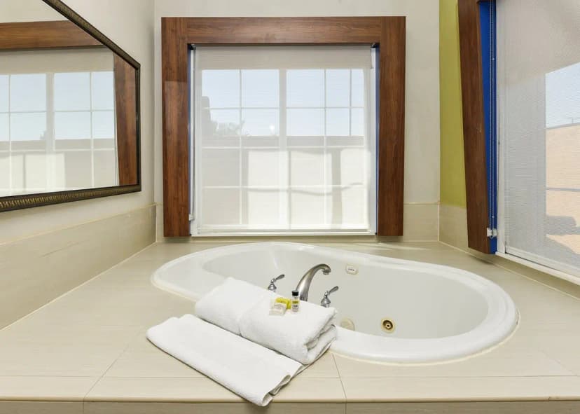 Hotels with jacuzzi in room in Corona