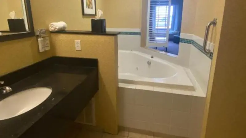 In-room hot tub at Holiday Inn Express & Suites Detroit North – Troy, an IHG Hotel in Troy, MI