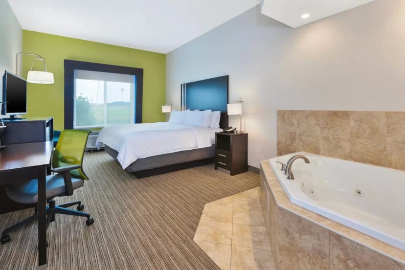 Hotels with jacuzzi in room in Effingham