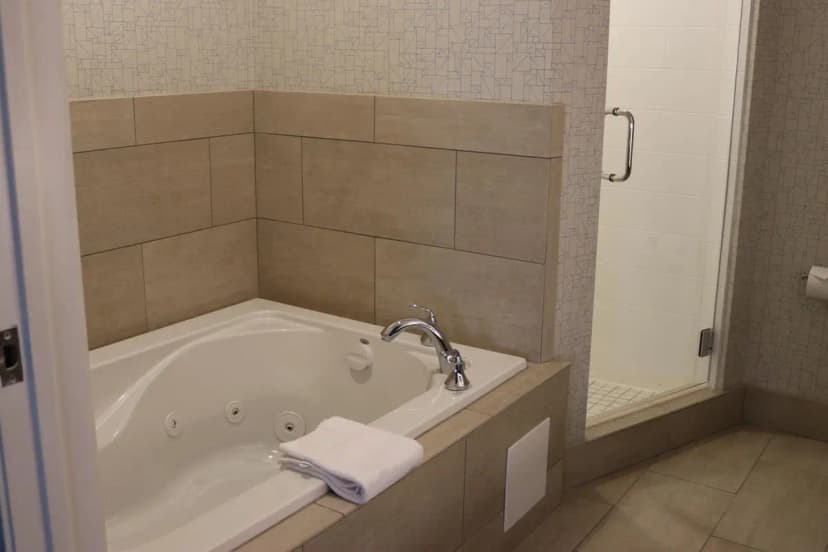 Hotels with jacuzzi in room in El Dorado Hills
