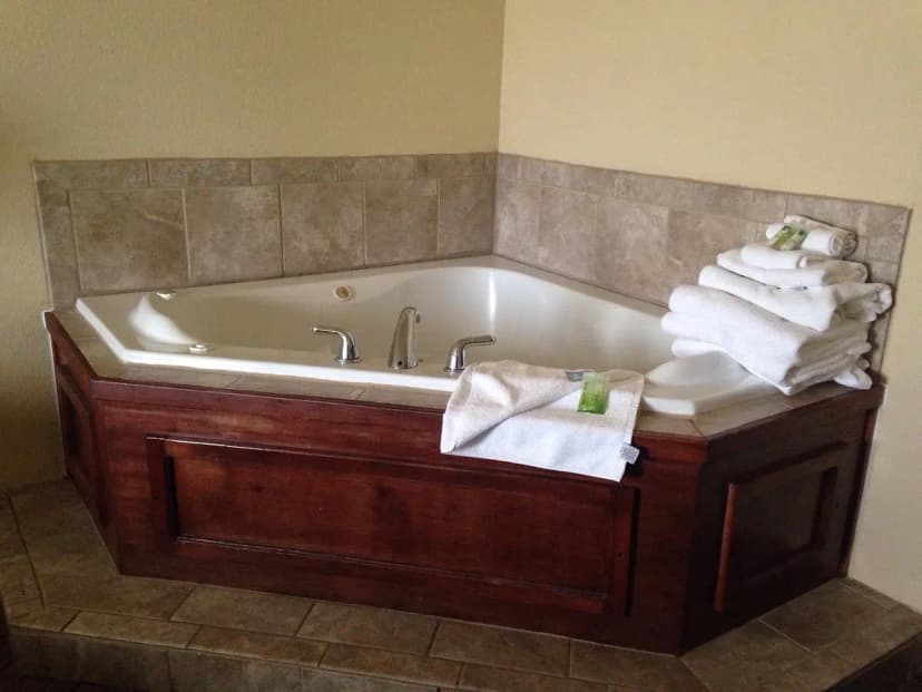 Hotels with jacuzzi in room in El Dorado