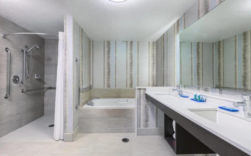 Hotels with jacuzzi in room in Eugene