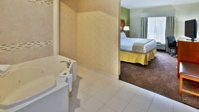Hotels with jacuzzi in room in Frankenmuth