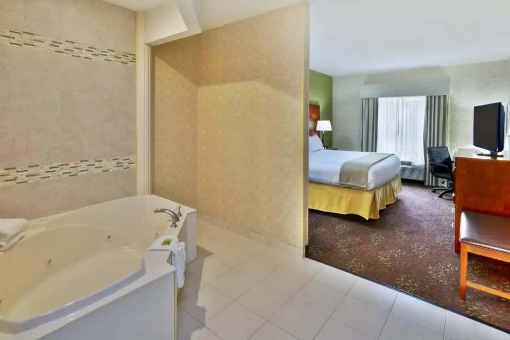 In-room hot tub at Holiday Inn Express & Suites Frankenmuth, an IHG Hotel in Frankenmuth, MI