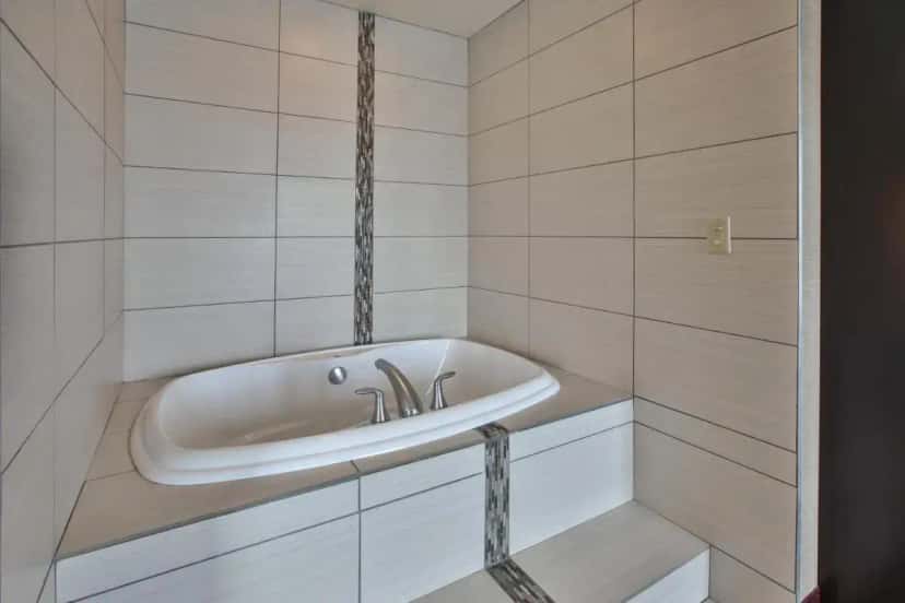 In-room hot tub at Holiday Inn Express & Suites Geneva Finger Lakes by IHG in Geneva, IL