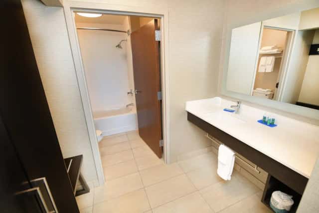 Holiday Inn Express & Suites Grand Forks, an IHG hotel — guest room
