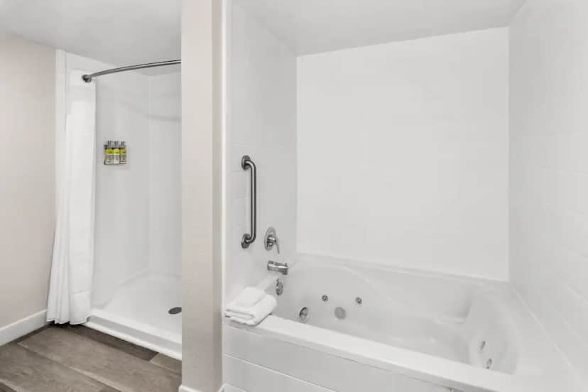 Private in-room jacuzzi tub in the Suite, 1 Bedroom, Jetted Tub at Holiday Inn Express & Suites Greenville-I-85 & Woodruff Rd by IHG