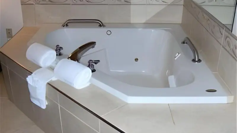 Hotels with jacuzzi in room in Duncan