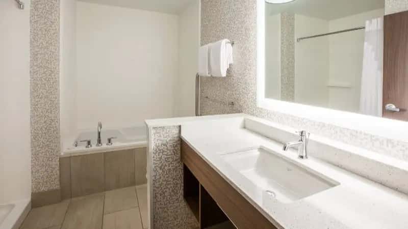 In-room hot tub at Holiday Inn Express & Suites Indianapolis NE – Noblesville, an IHG Hotel in Noblesville, IN