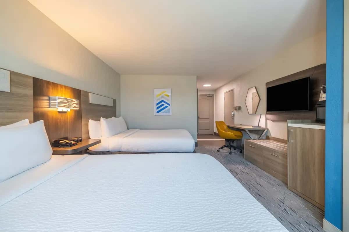 Holiday Inn Express & Suites Kansas City Airport — guest room