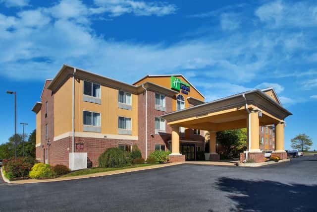 Holiday Inn Express & Suites Lancaster-Lititz, an IHG hotel — guest room