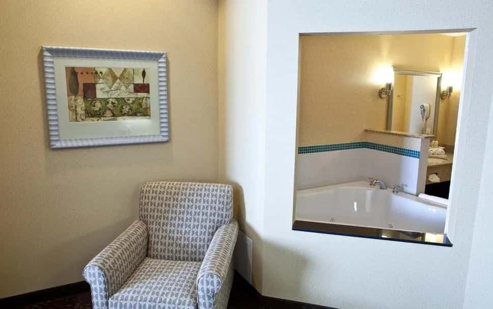 Holiday Inn Express & Suites Lansing-Dimondale — suite