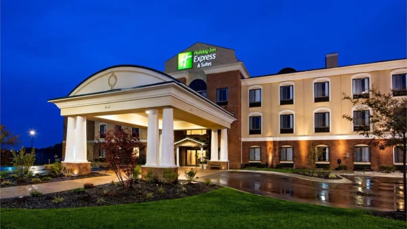 Hotels with jacuzzi in room in Dimondale