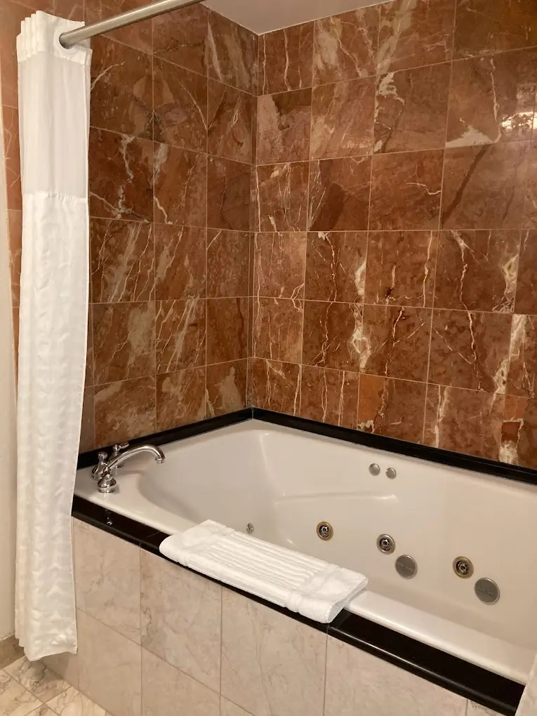 Hotels with jacuzzi in room in Leesburg