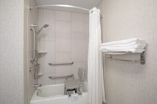Deep soaking bathtub