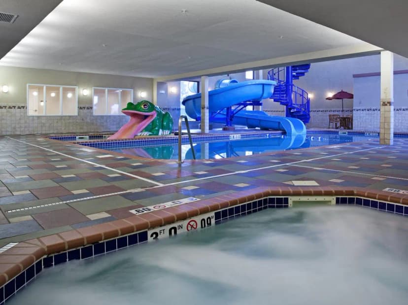 Hotels with jacuzzi in room in Longmont