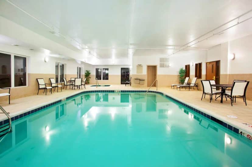 Holiday Inn Express & Suites Mattoon By IHG — pool