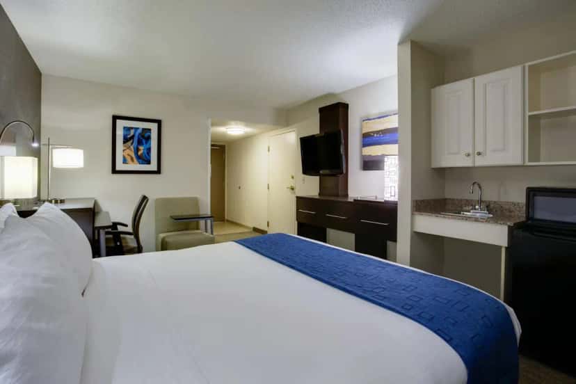 Shared indoor hot tub at Holiday Inn Express & Suites Meadowlands Area By IHG in Carlstadt, NJ