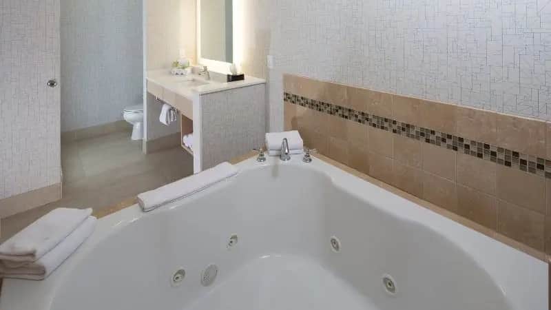 Holiday Inn Express & Suites Monroe, an IHG Hotel hotel photo 1 in Monroe, Michigan