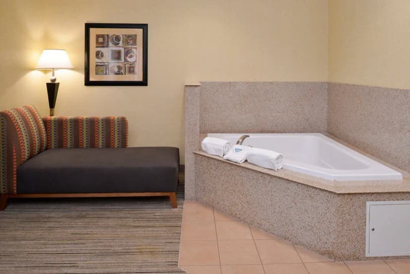 Hotels with jacuzzi in room in Nampa