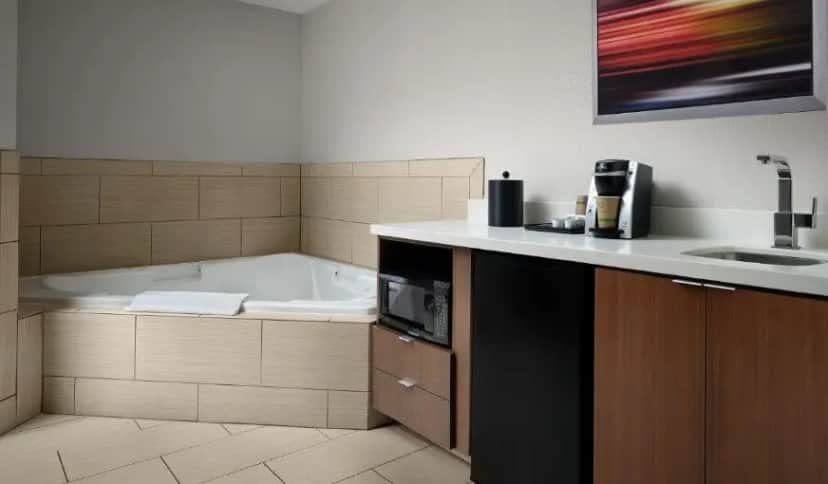 Holiday Inn Express & Suites New Orleans Airport South, an IHG Hotel hotel photo 1 in Saint Rose, Louisiana