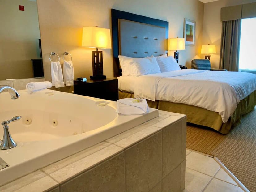 Hotels with jacuzzi in room in Kansas