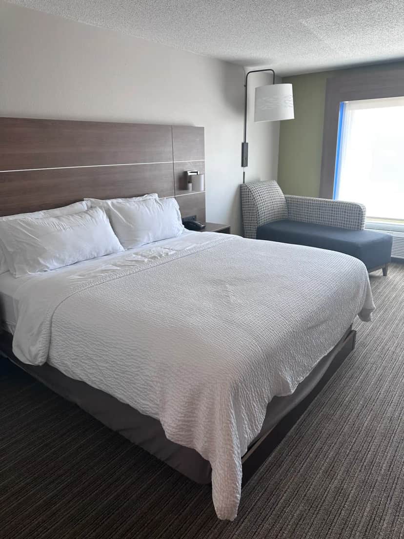 Holiday Inn Express & Suites Omaha - 120th And Maple By IHG — guest room