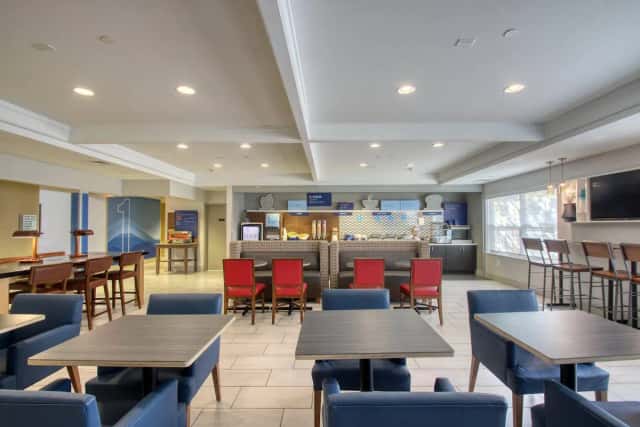 Holiday Inn Express & Suites Oshkosh-sr 41 By IHG — guest room